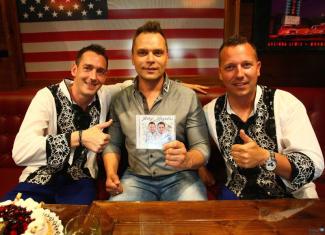 Tonhalas szendviccsel és tortával kínált minket Matyi és a Hegedűs Tonhalas szendviccsel és tortával kínált minket Matyi és a Hegedűs